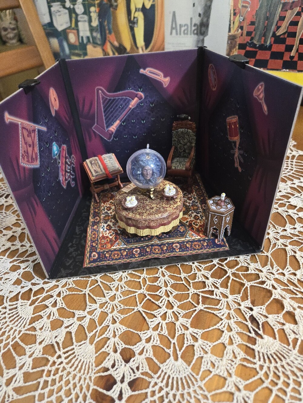 Disney Haunted Mansion Madame Leota Séance Room Diorama Miniature Set